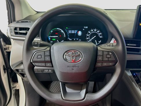 New 2026 Toyota Sienna LE FWD image 9