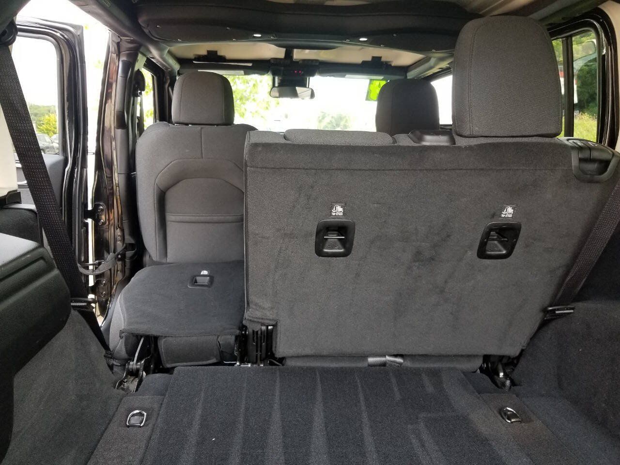 Used 2024 Jeep Wrangler Unlimited Sahara AWD/4WD image 17