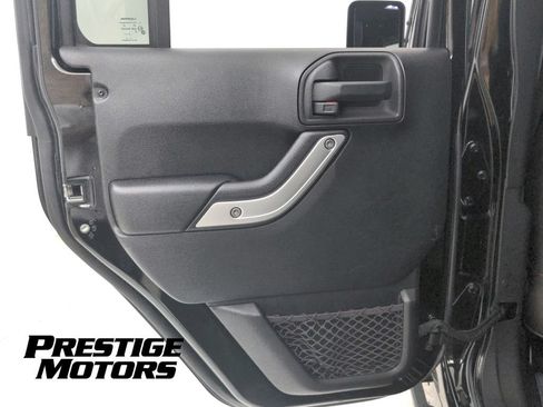Used 2015 Jeep Wrangler Unlimited Rubicon w/ Connectivity Group AWD/4WD image 35
