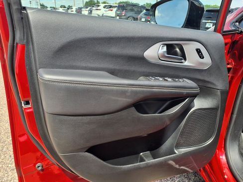 Used 2025 Chrysler Pacifica Limited FWD image 14