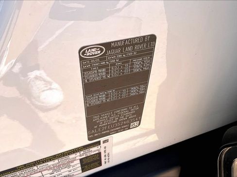 Certified 2025 Land Rover Defender 130 X-Dynamic SE AWD/4WD image 32