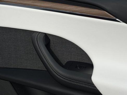 Used 2022 Tesla Model X image 38