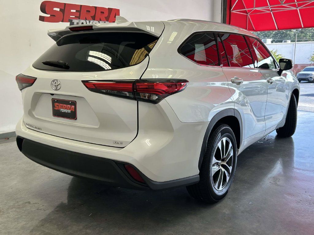 Used 2022 Toyota Highlander XLE FWD image 3