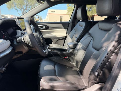 Used 2025 Jeep Compass Limited image 27