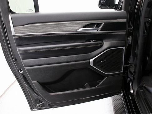 Used 2023 Jeep Wagoneer L Series III w/ Preferred Equipment Group image 28