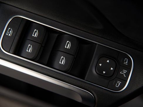 Certified 2025 Mercedes-Benz GLB 250 4MATIC image 23