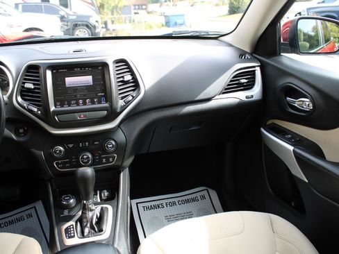 Used 2017 Jeep Cherokee Latitude w/ Comfort/Convenience Group image 13