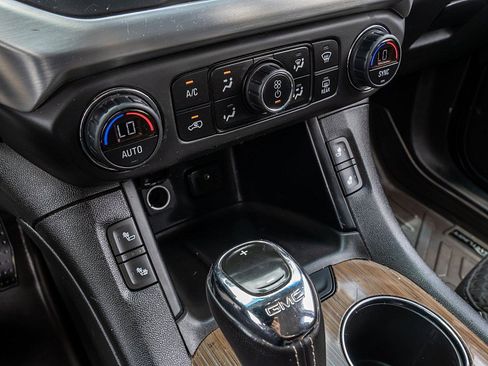 Used 2019 GMC Acadia SLE FWD image 29
