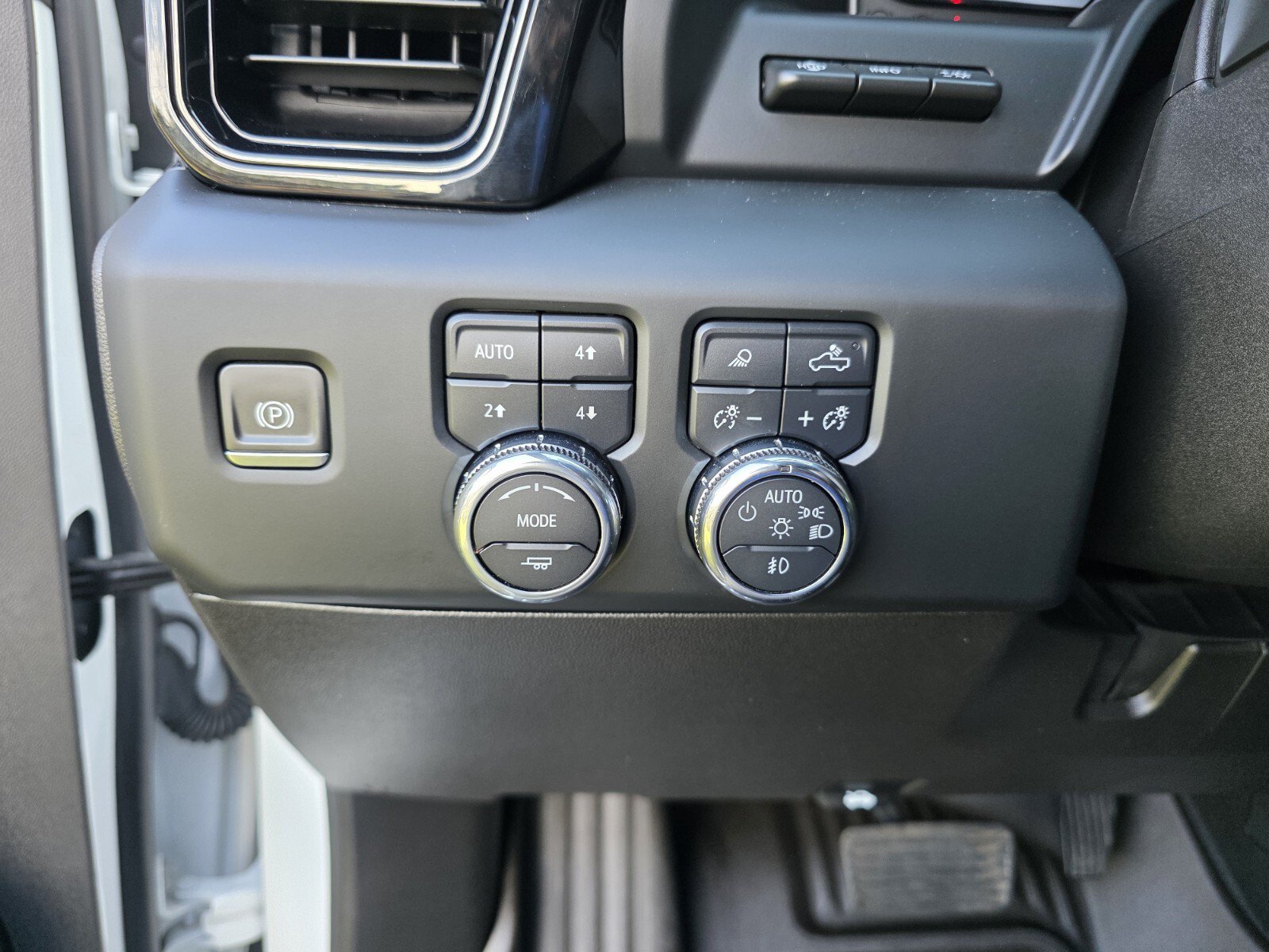 Used 2024 GMC Sierra 2500 AT4 w/ AT4 Premium Plus Package AWD/4WD image 24