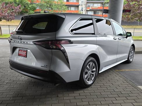 Used 2024 Toyota Sienna LE AWD/4WD image 5