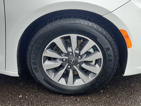 Used 2022 Chrysler Pacifica Touring-L image 8