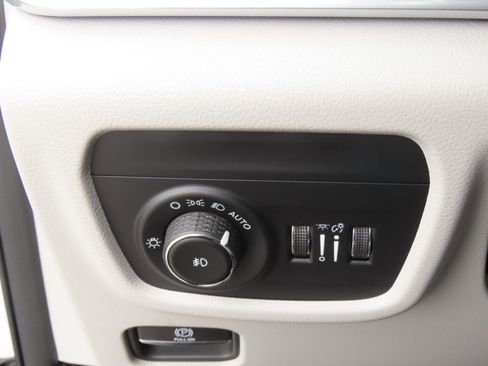 Used 2022 Jeep Grand Cherokee Overland w/ Luxury Tech Group IV AWD/4WD image 27