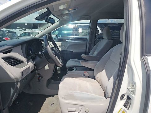 Used 2020 Toyota Sienna LE FWD image 3