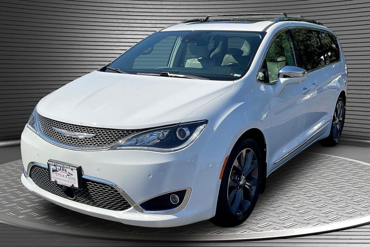Used 2017 Chrysler Pacifica Limited w/ UConnect Theater Package FWD image 3