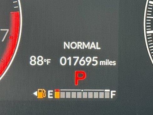 Used 2025 Honda Pilot Touring image 4