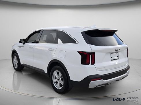 Certified 2026 Kia Sorento LX FWD image 8