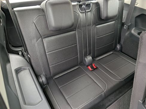 Used 2021 Volkswagen Tiguan SE w/ Panoramic Sunroof Package FWD image 6