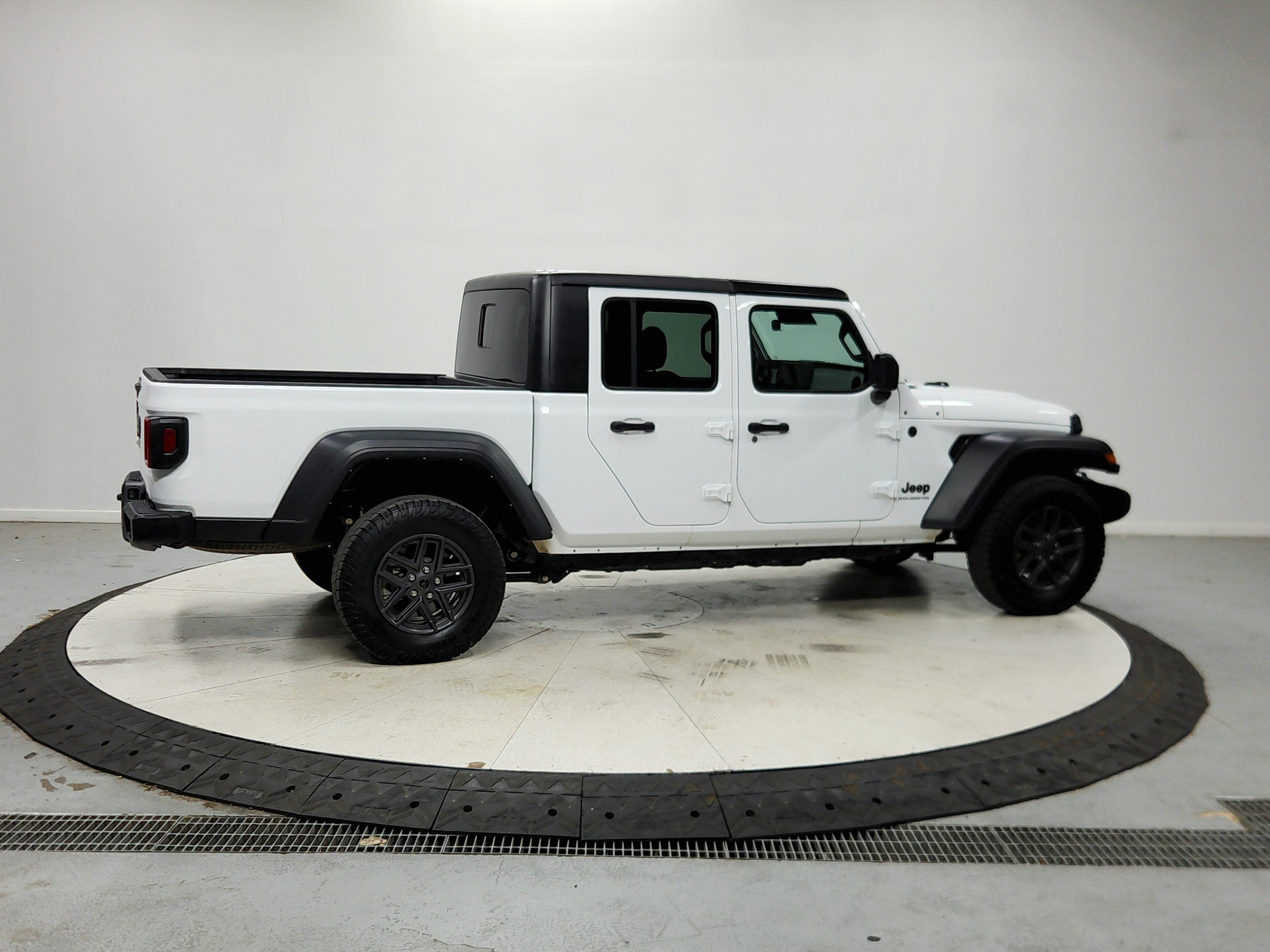 Used 2025 Jeep Gladiator Sport AWD/4WD image 9