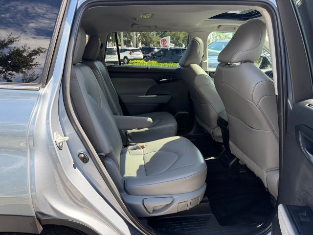 Certified 2022 Toyota Highlander XLE FWD image 17