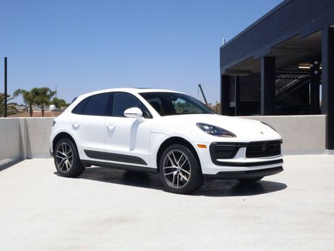 Certified 2025 Porsche Macan AWD/4WD image 7