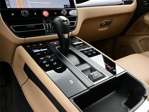 Used 2024 Porsche Macan image 11