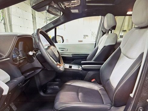 Used 2025 Toyota Sienna XSE image 4