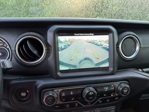 Used 2019 Jeep Wrangler Unlimited Sahara AWD/4WD image 27
