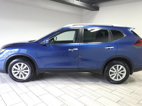 Used 2020 Nissan Rogue SV image 2