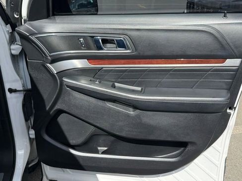 Used 2018 Ford Explorer Platinum image 32