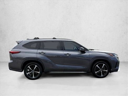 Used 2021 Toyota Highlander XSE FWD image 4