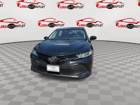 Used 2018 Toyota Camry LE FWD image 3