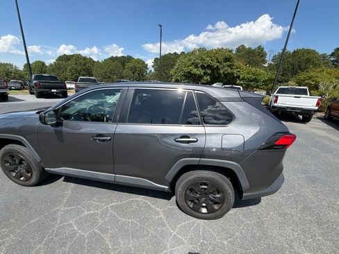 Used 2022 Toyota RAV4 LE FWD image 11