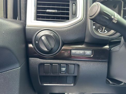 Used 2017 Nissan Titan SV image 16