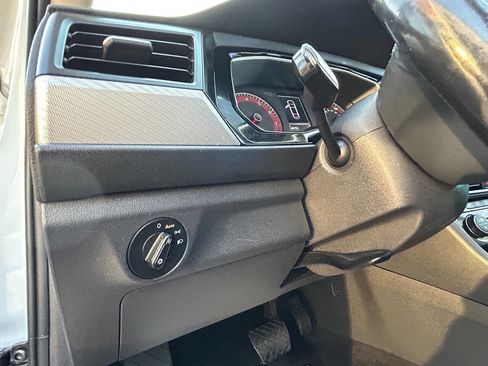 Used 2019 Volkswagen Jetta SE FWD image 34