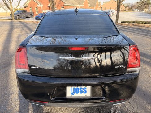 Used 2018 Chrysler 300 S w/ 300S Premium Group image 4
