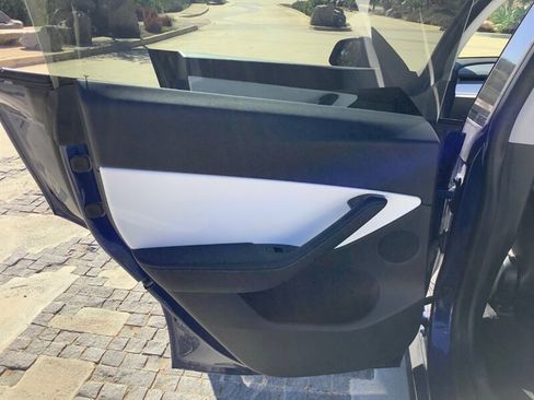 Used 2020 Tesla Model Y Long Range image 28