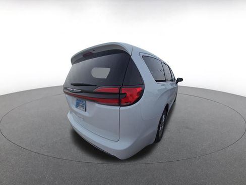 Used 2025 Chrysler Pacifica Select image 9