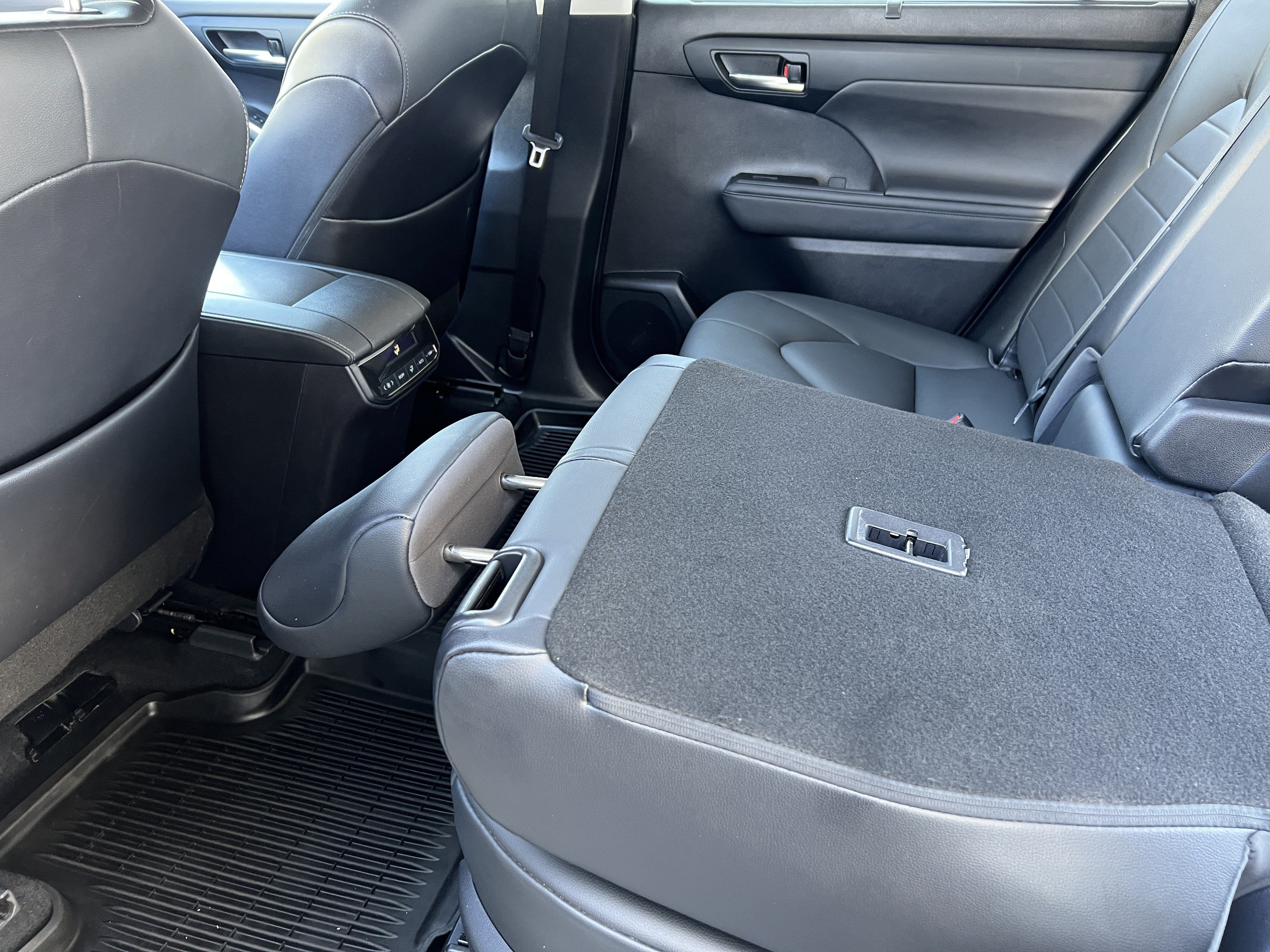 Used 2021 Toyota Highlander XLE AWD/4WD image 17