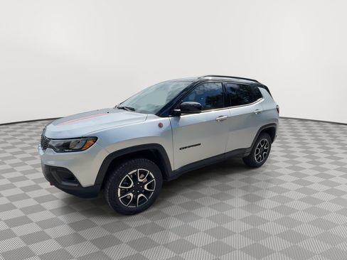 Used 2024 Jeep Compass Trailhawk AWD/4WD image 4