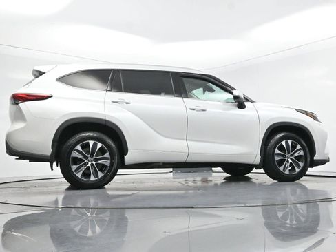 Used 2022 Toyota Highlander XLE AWD/4WD image 59
