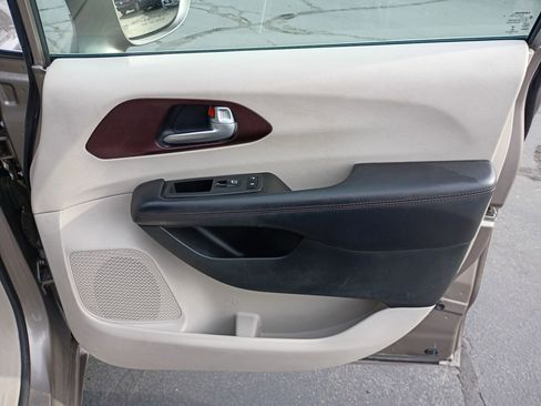 Used 2018 Chrysler Pacifica Limited image 14