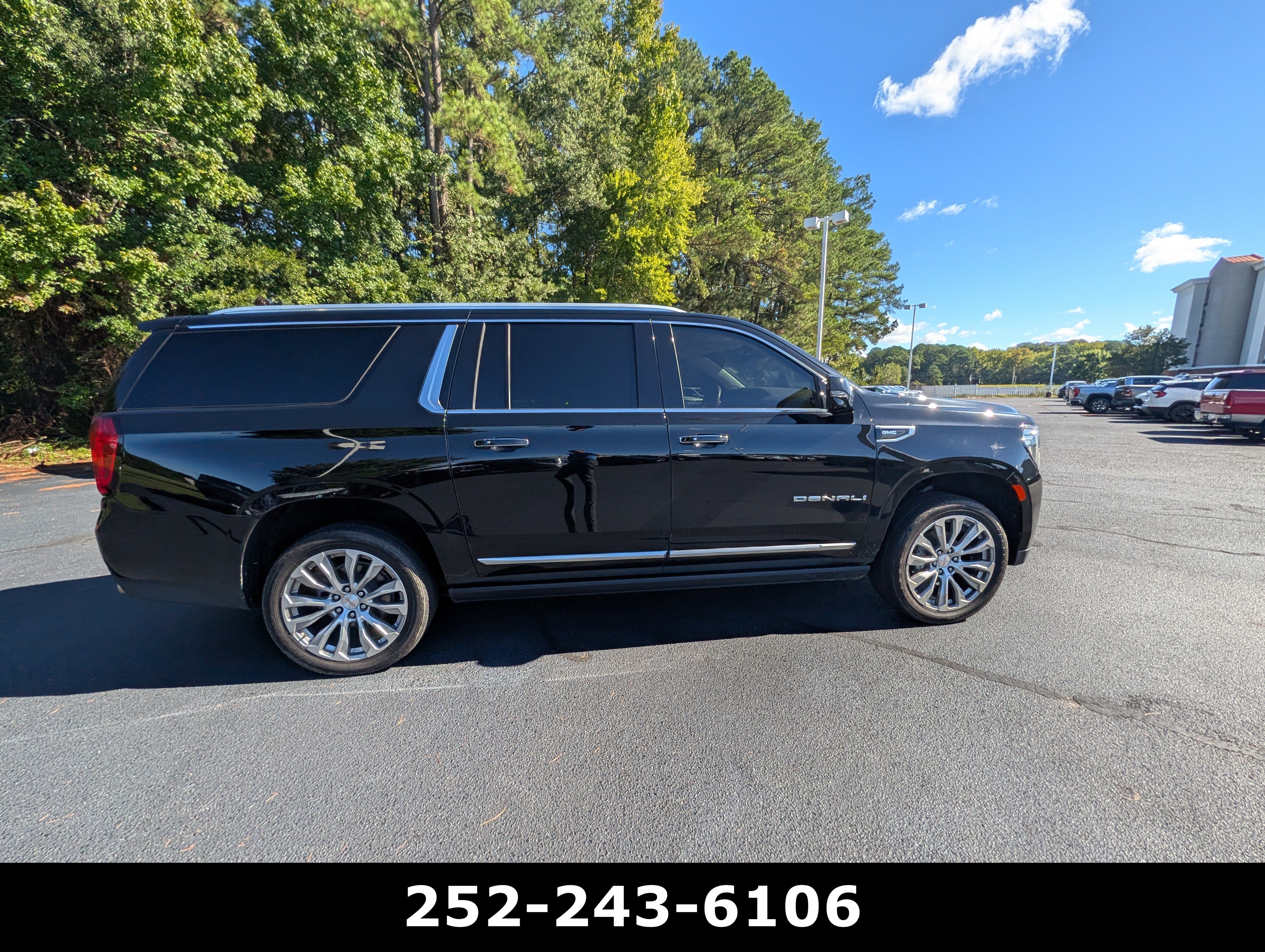 Used 2023 GMC Yukon XL Denali AWD/4WD image 3