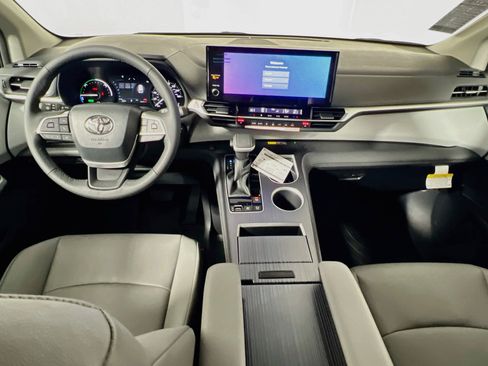 Used 2026 Toyota Sienna XLE FWD image 29