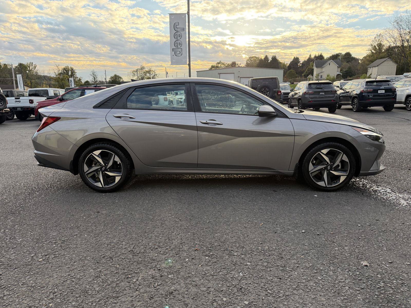Used 2023 Hyundai Elantra SEL w/ Convenience Package FWD image 4