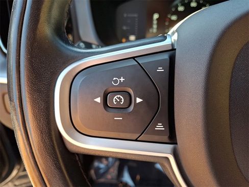 Used 2019 Volvo XC60 T6 Momentum w/ Premium Package image 22