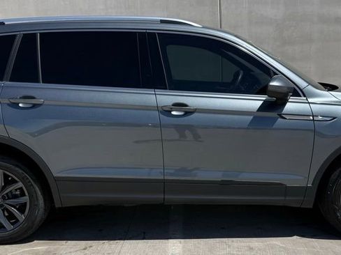 Used 2022 Volkswagen Tiguan SE FWD image 3