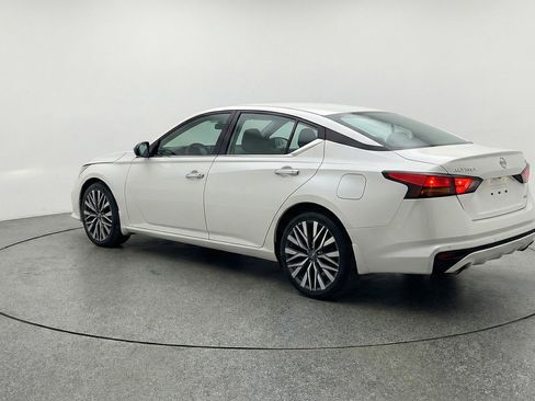 Used 2025 Nissan Altima 2.5 SV FWD image 6