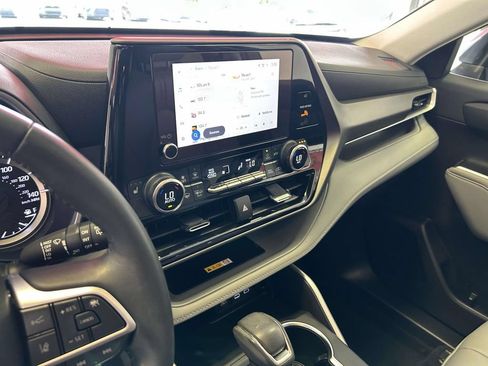 Used 2023 Toyota Highlander XLE FWD image 21