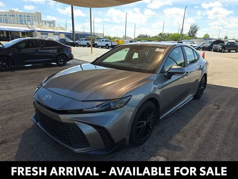 Used 2025 Toyota Camry SE FWD image 3