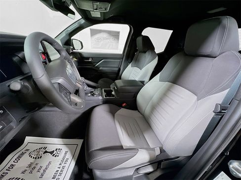 Used 2025 Toyota Tacoma TRD Off-Road image 19